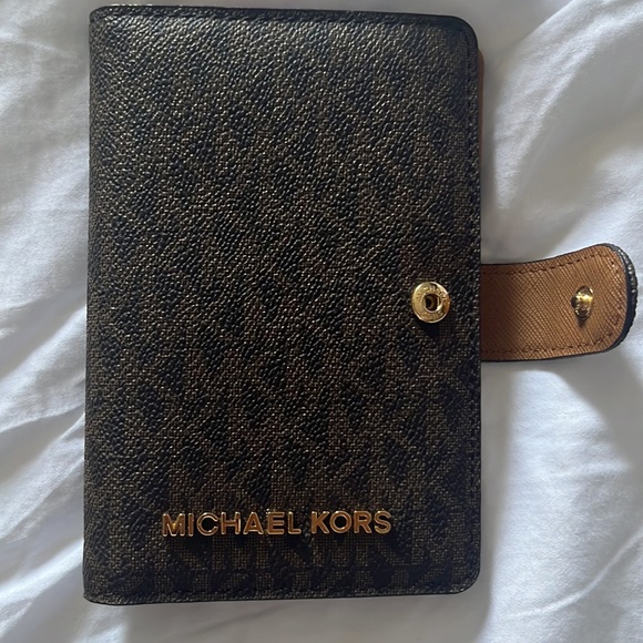 MICHAEL KORS PASSPORT HOLDER NWOT - Picture 2 of 5